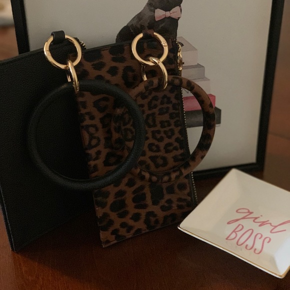 Ari - Picture 2 of 2